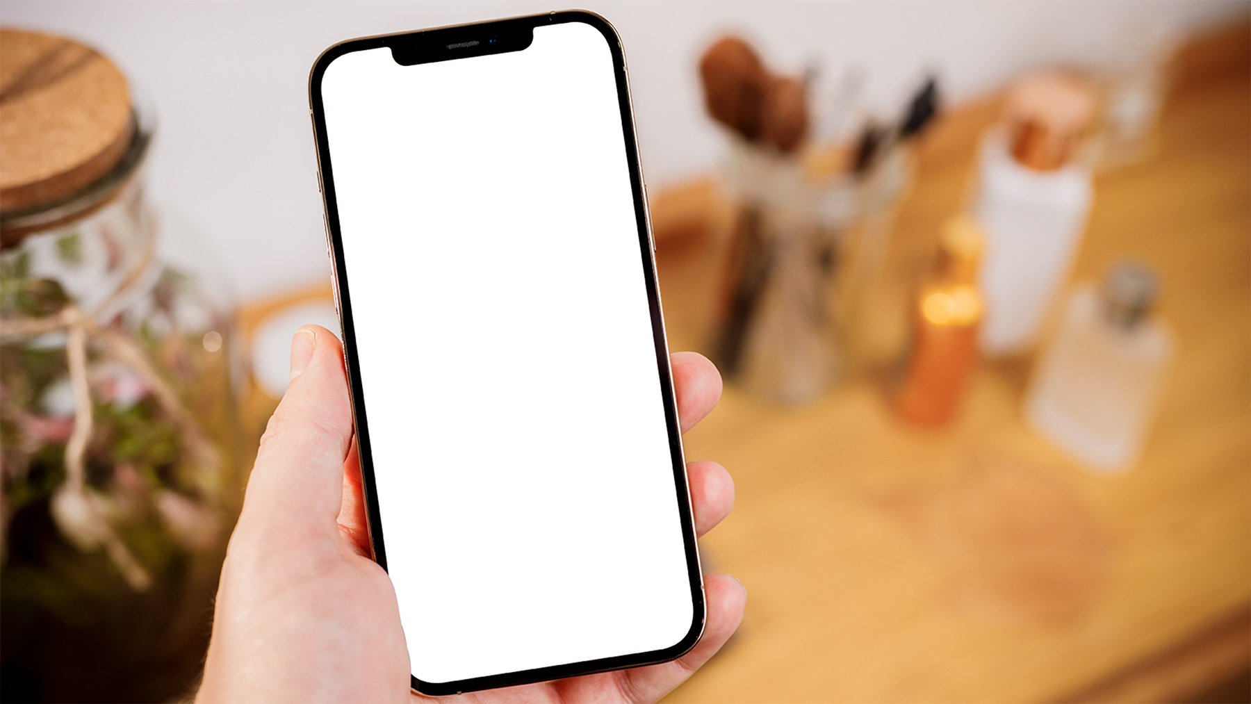 Um smartphone está em um fio branco ao lado da tela do telefone