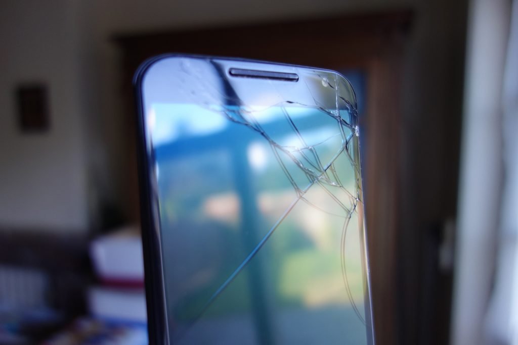 Tela de celular trincada.